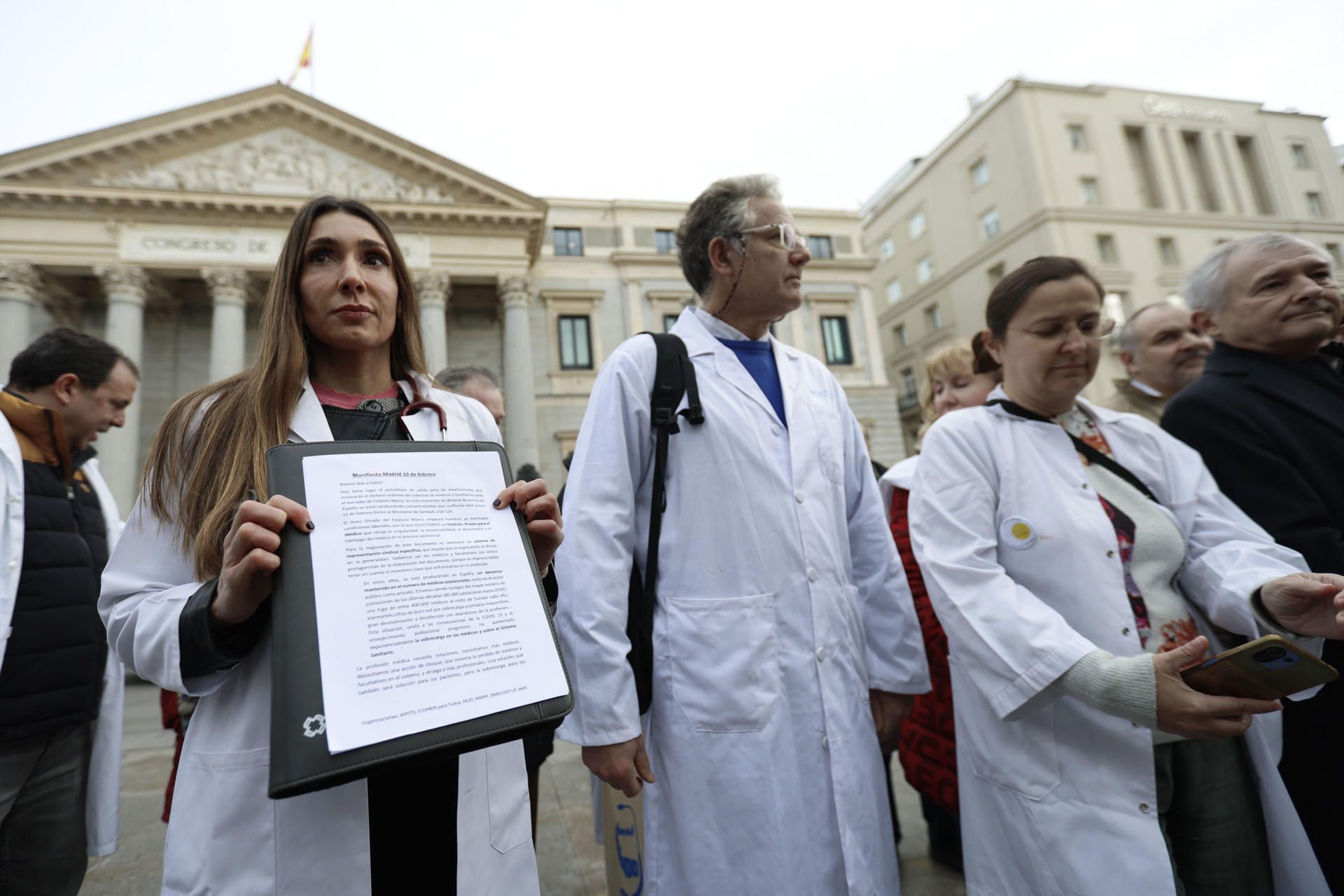 Una manifestación de médicos pide un estatuto propio ante el Congreso de los Diputados.