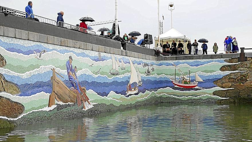 ‘Arrantzaleak’ se convierte en el tercer mural que da personalidad y memoria histórica al puerto de Santurtzi. | FOTO: MIGUEL A. PARDO