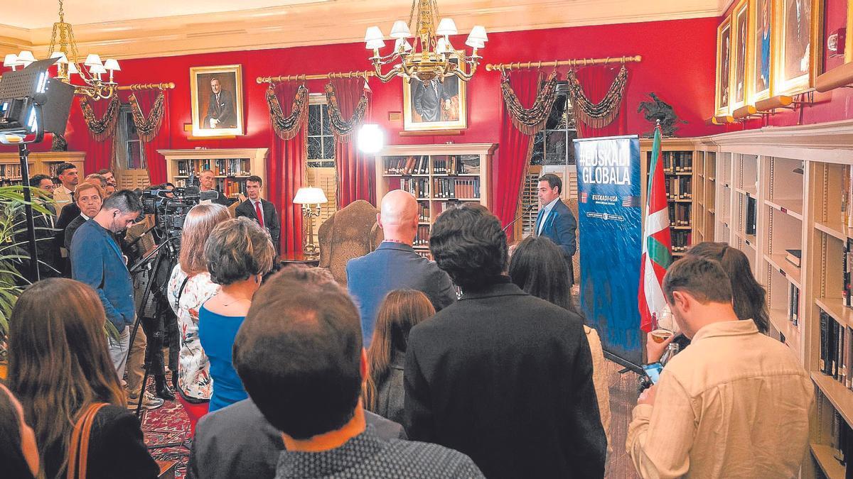 El lehendakari Imanol Pradales se dirige a los asistentes al encuentro con la diáspora vasca en Washington