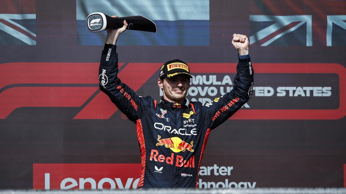 Max Verstappen posando con su trofeo de ganador del Gran Premio de los Estados Unidos