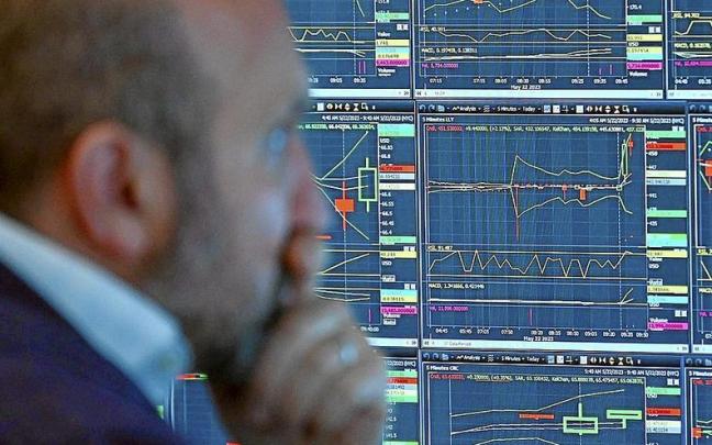 Un ‘broker’ sigue ayer la sesión bursátil en Wall Street. | FOTO: ANGELA WEISS (AFP)