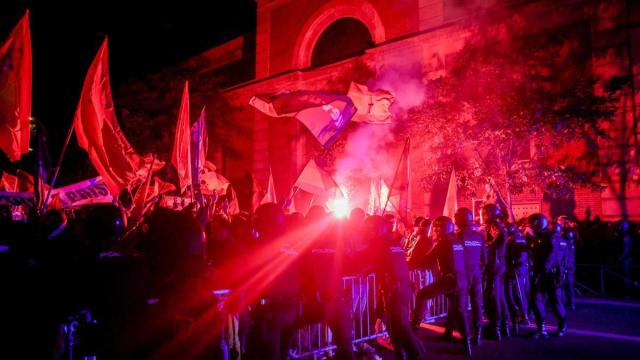 Varias personas durante una concentración frente a la sede del PSOE en la calle Ferraz.