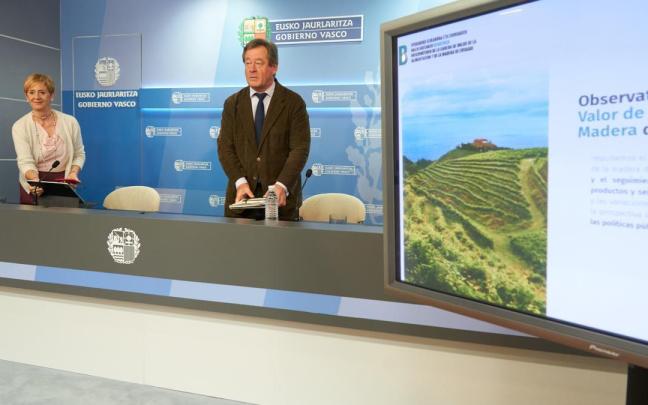 La consejera Arantxa Tapia, junto al portavoz del Gobierno vasco, Bingen Zupiria.