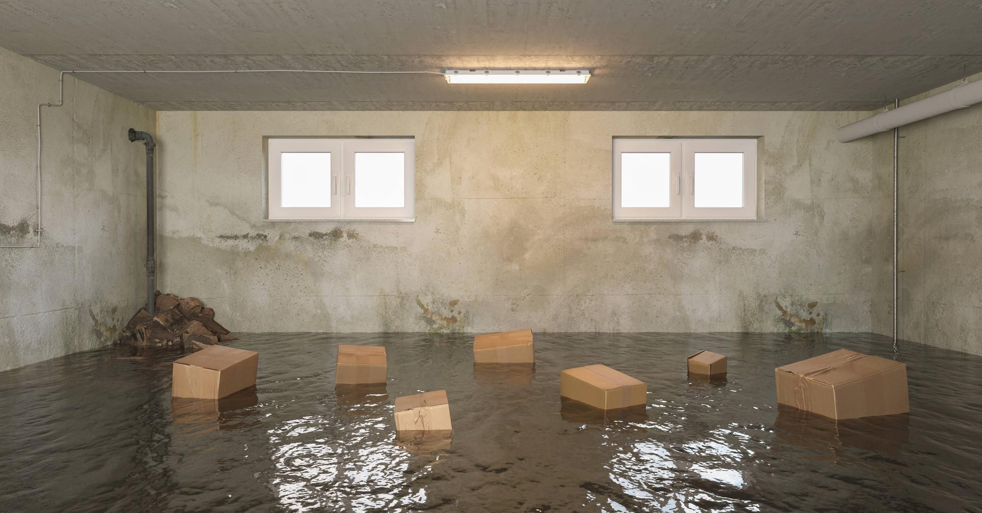 Cajas de cartón flotan en un sótano lleno de agua.