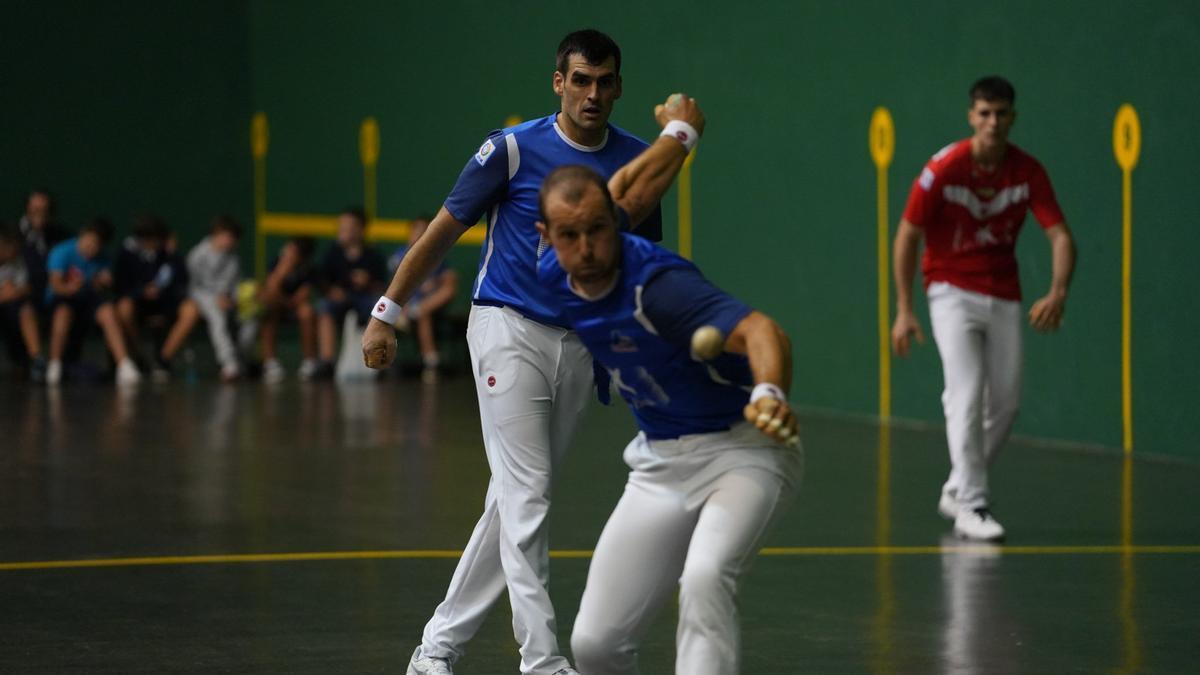 Joseba Ezkurdia, como zaguero de Elordi en el frontón de Bermeo.