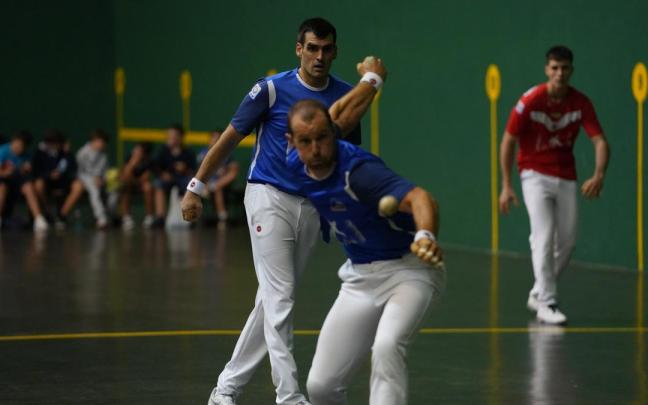 Joseba Ezkurdia, como zaguero de Elordi en el frontón de Bermeo.