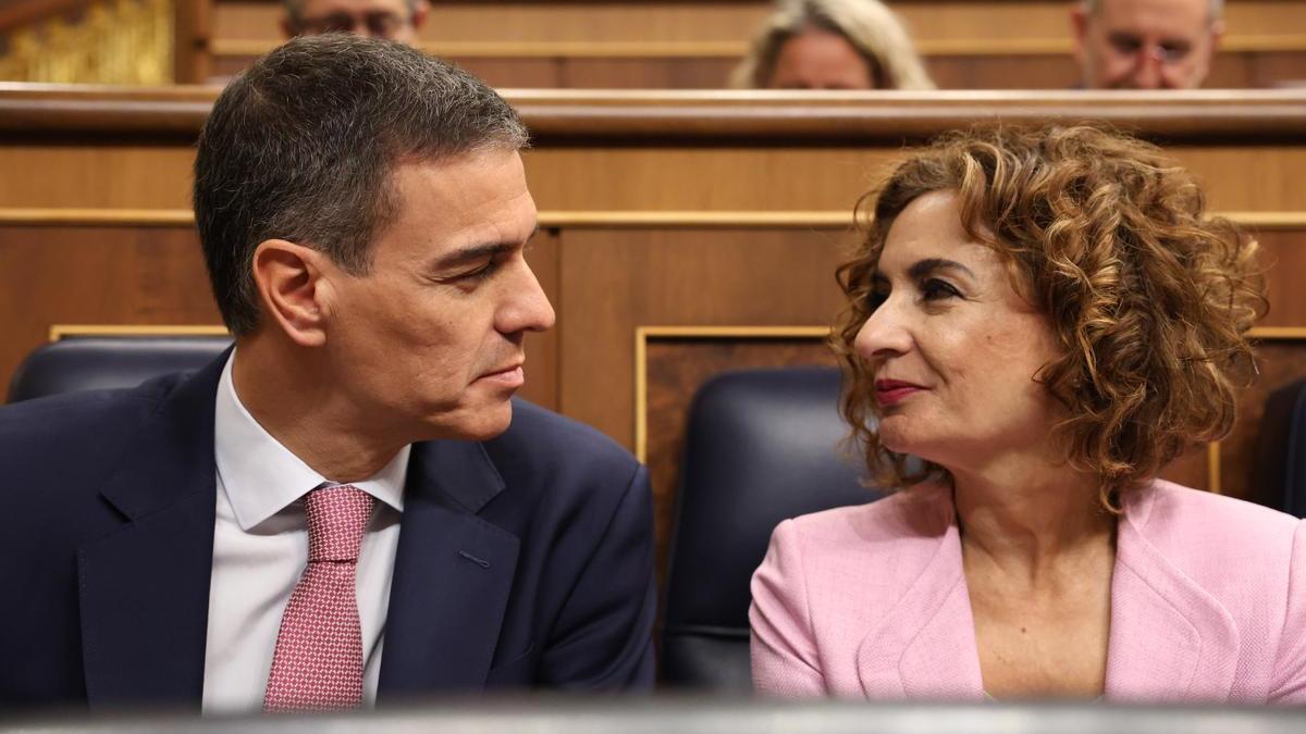 Pedro Sánchez junto a María Jesús Montero en la sesión de control al Gobierno español en el Congreso.