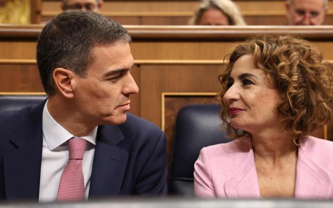 Pedro Sánchez junto a María Jesús Montero en la sesión de control al Gobierno español en el Congreso. / EFE Pedro Sánchez junto a María Jesús Montero en la sesión de control al Gobierno español en el Congreso.