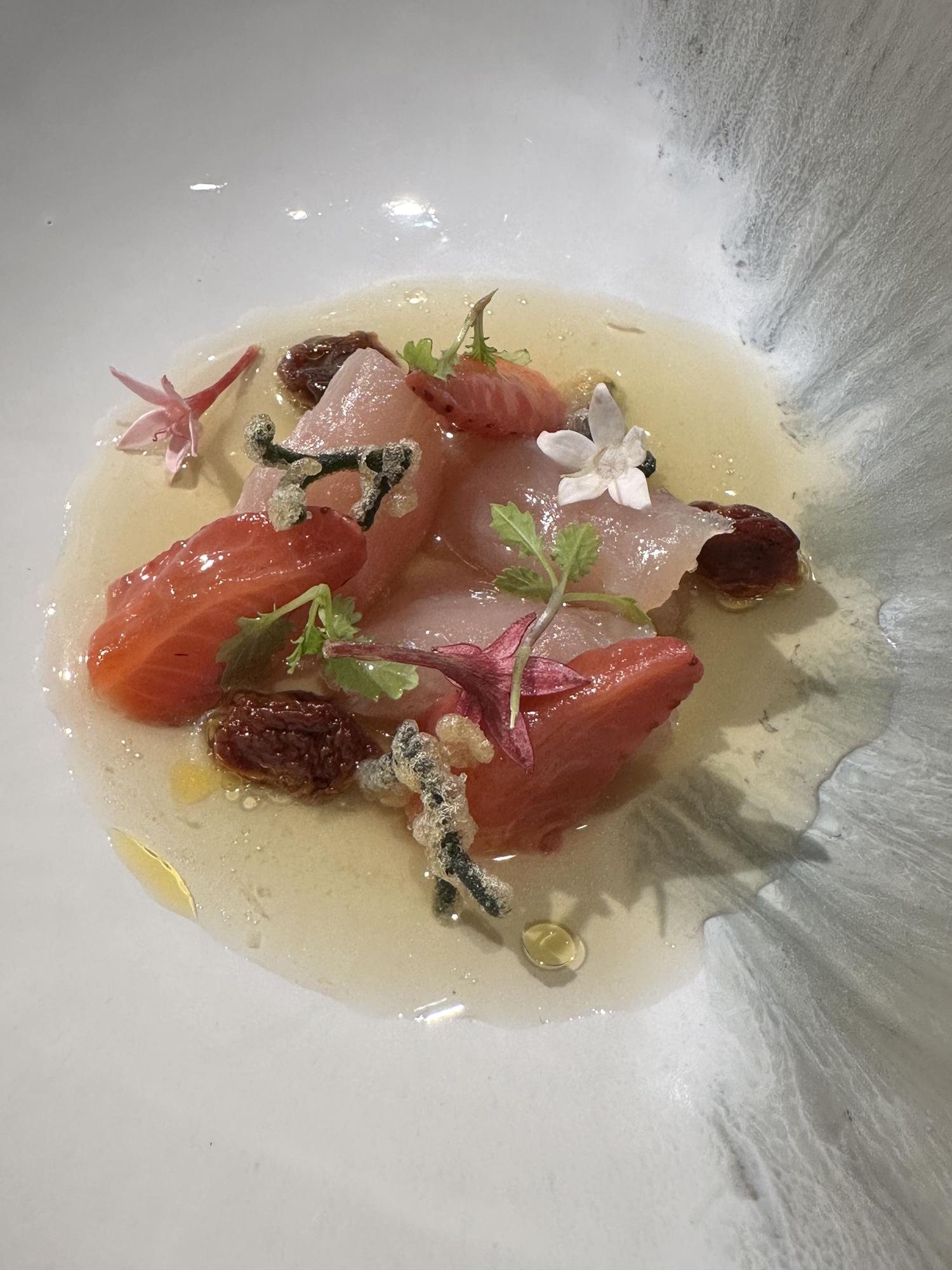 Ensalada de bonito con fresas encurtidas.