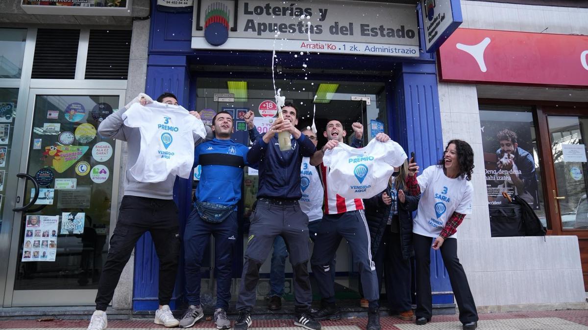 En imágenes | La Lotería de Navidad deja una lluvia de millones en Igorre con el tercer premio