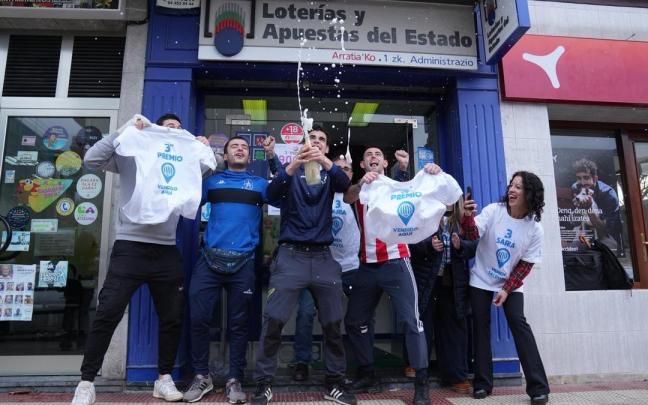 En imágenes | La Lotería de Navidad deja una lluvia de millones en Igorre con el tercer premio
