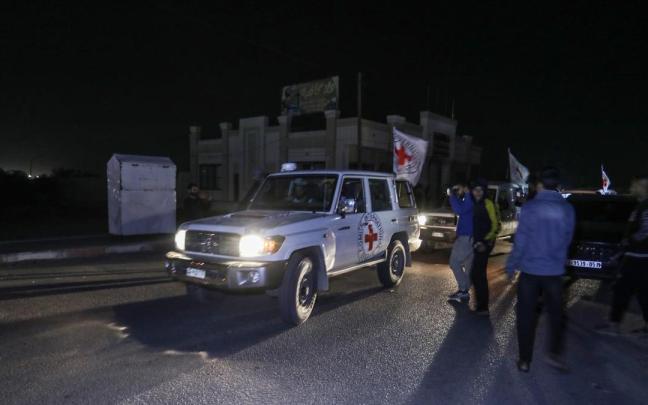 Un vehículo de la Cruz Roja traslada a varios de los rehenes liberados por Hamás. Un vehículo de la Cruz Roja traslada a varios de los rehenes liberados por Hamás.