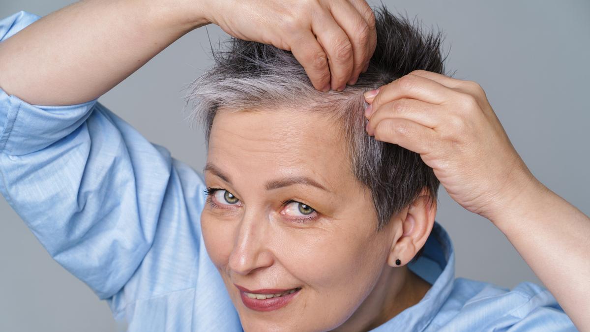 Las canas son parte del envejecimiento natural de las personas, aunque se puede retrasar su aparición