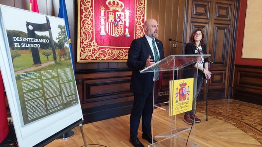 José Luis Arasti interviene durante la presentación de la muestra.