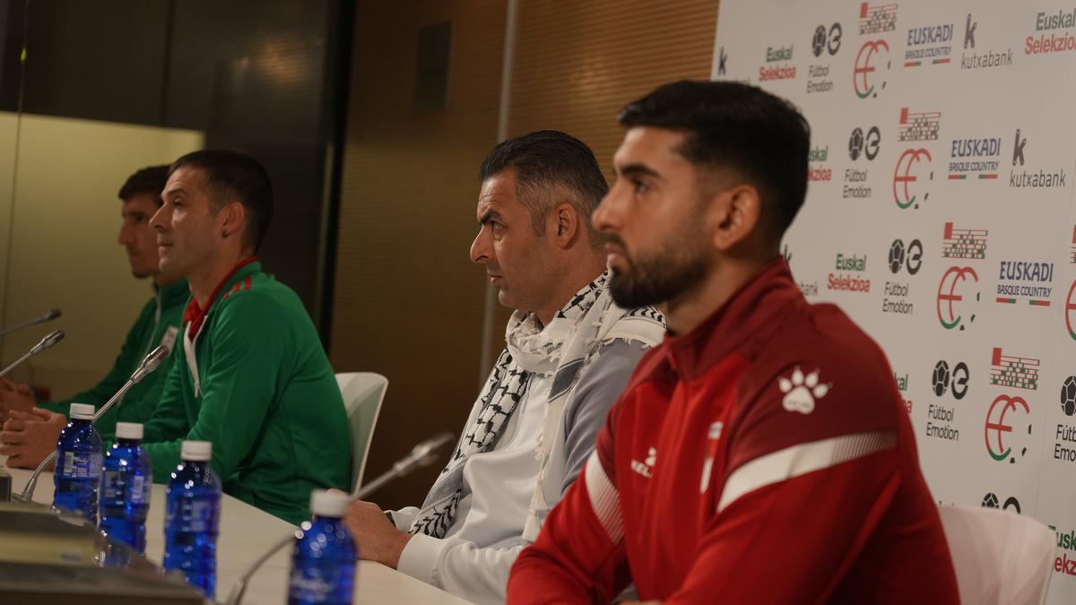 En primer plano, Yaser Hamed y el seleccionador Ehab Abu Jazar, representantes de Palestina.