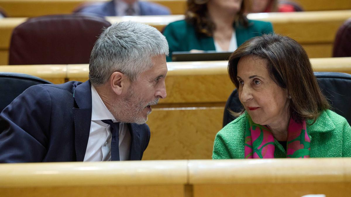El ministro del Interior de España, Fernando Grande-Marlaska y la ministra de Defensa, Margarita Robles, durante una sesión plenaria en el Senado.
