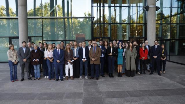 Diputados del PSOE y de Más Madrid durante el minuto de silencio por Maricarmen Abascal, frente a la Asamblea de Madrid.