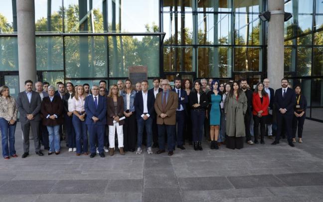 Diputados del PSOE y de Más Madrid durante el minuto de silencio por Maricarmen Abascal, frente a la Asamblea de Madrid.