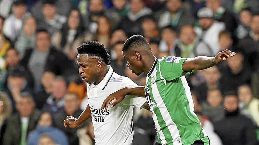 Vinícius conduce el balón en el duelo ante el Betis. | FOTO: EFE