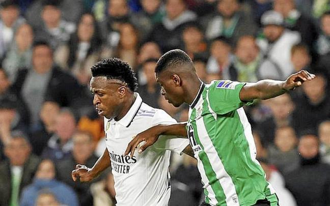 Vinícius conduce el balón en el duelo ante el Betis. | FOTO: EFE Vinícius conduce el balón en el duelo ante el Betis. | FOTO: EFE