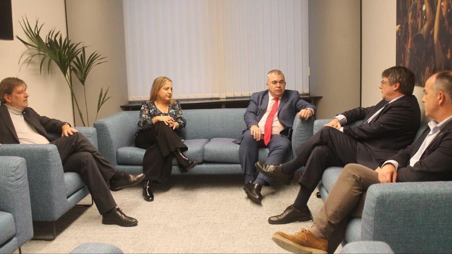 Reunión entre representantes del PSOE y de JxCat, en una imagen de archivo.