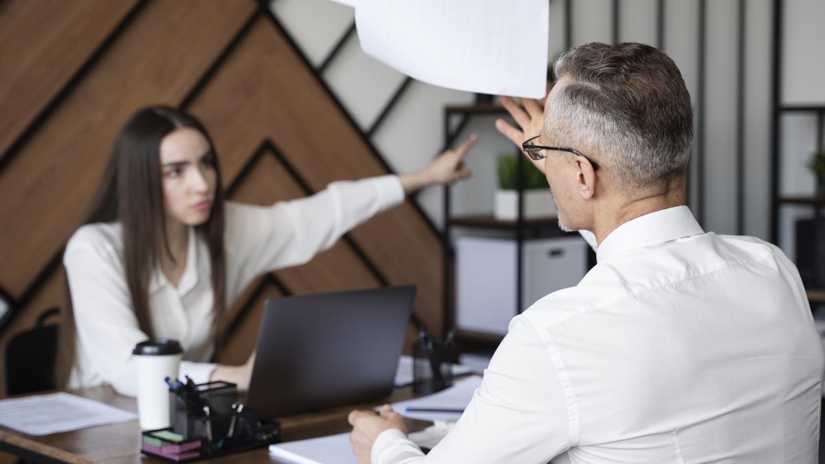 Una jefa se enfada con un subordinado al que reprocha su actitud y desempeño profesional.