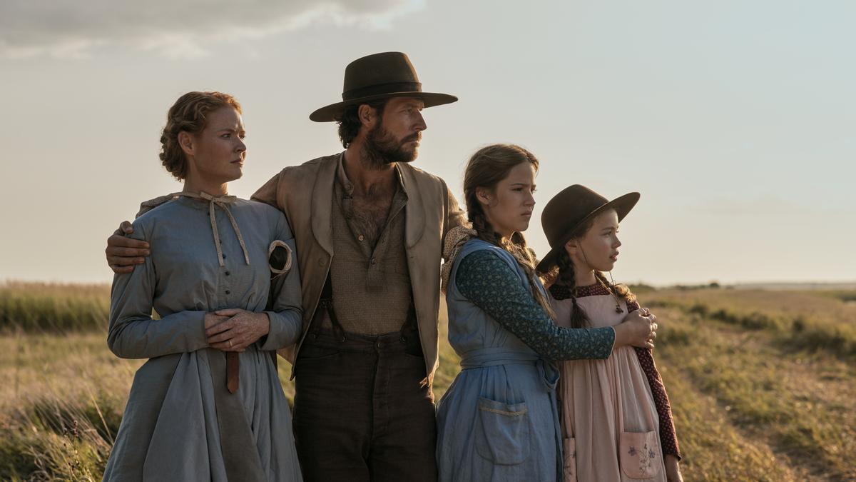 Imagen de la nueva versión de ‘La casa de la pradera’ con los cuatro miembros de la familia Ingalls