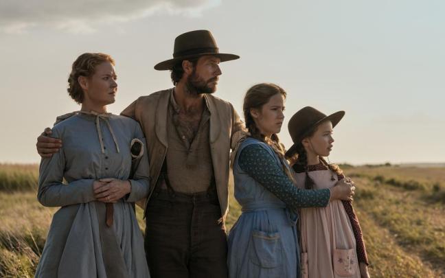 Imagen de la nueva versión de ‘La casa de la pradera’ con los cuatro miembros de la familia Ingalls
