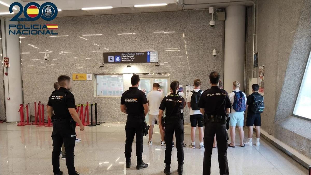 El momento de la detención de los jóvenes en el aeropuerto de Palma.