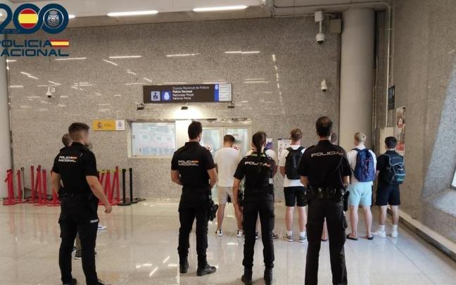 El momento de la detención de los jóvenes en el aeropuerto de Palma. / Policía Nacional El momento de la detención de los jóvenes en el aeropuerto de Palma.