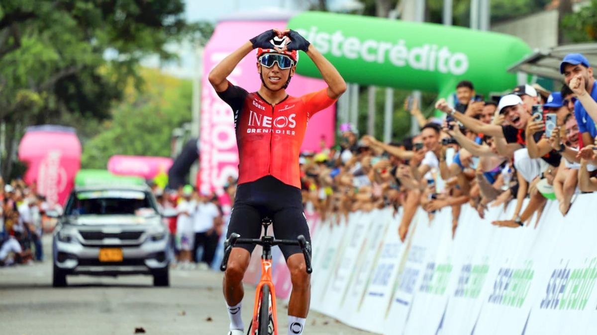 Bernal celebra la victoria en la prueba de ruta.