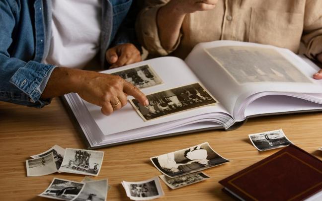 Personas mirando el álbum de fotos.