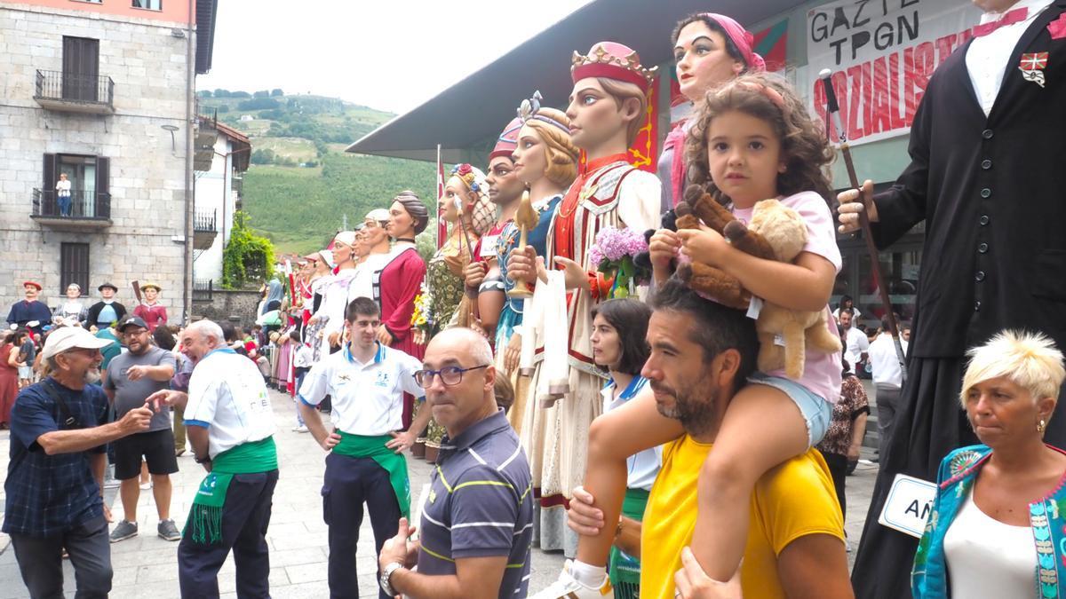 Niños y mayores disfrutaron de la concentración de gigantes y cabezudos de Azpeitia.