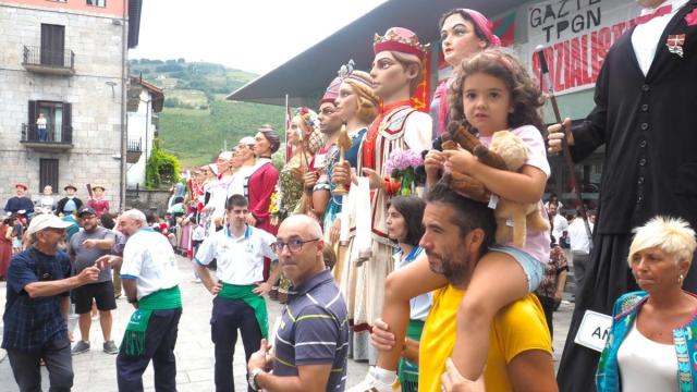Niños y mayores disfrutaron de la concentración de gigantes y cabezudos de Azpeitia.