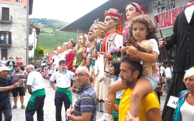 Niños y mayores disfrutaron de la concentración de gigantes y cabezudos de Azpeitia.
