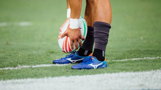 Un deportista con un balón de rugby