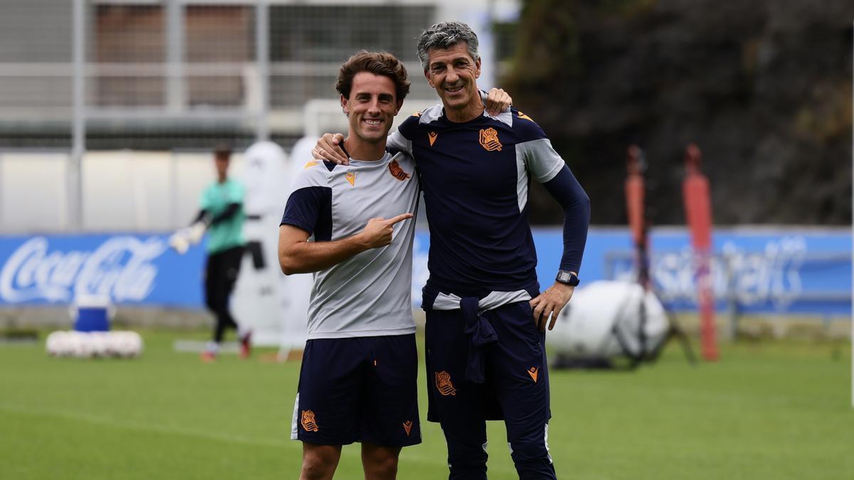Odriozola posa con Imanol Alguacil antes del entrenamiento. / REAL SOCIEDAD