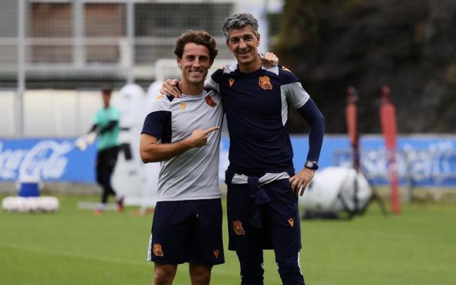 Odriozola posa con Imanol Alguacil antes del entrenamiento. / REAL SOCIEDAD