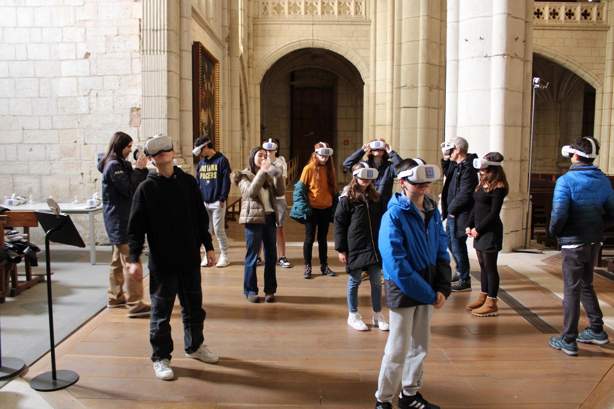 Participantes de una visita guiada con gafas de realidad virtual en la Catedral de Santa María de Gasteiz.