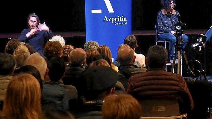 Una intérprete, durante un acto en Sanagustin Kulturgunea. | FOTO: A.Z.