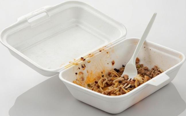 Un táper con restos de comida.