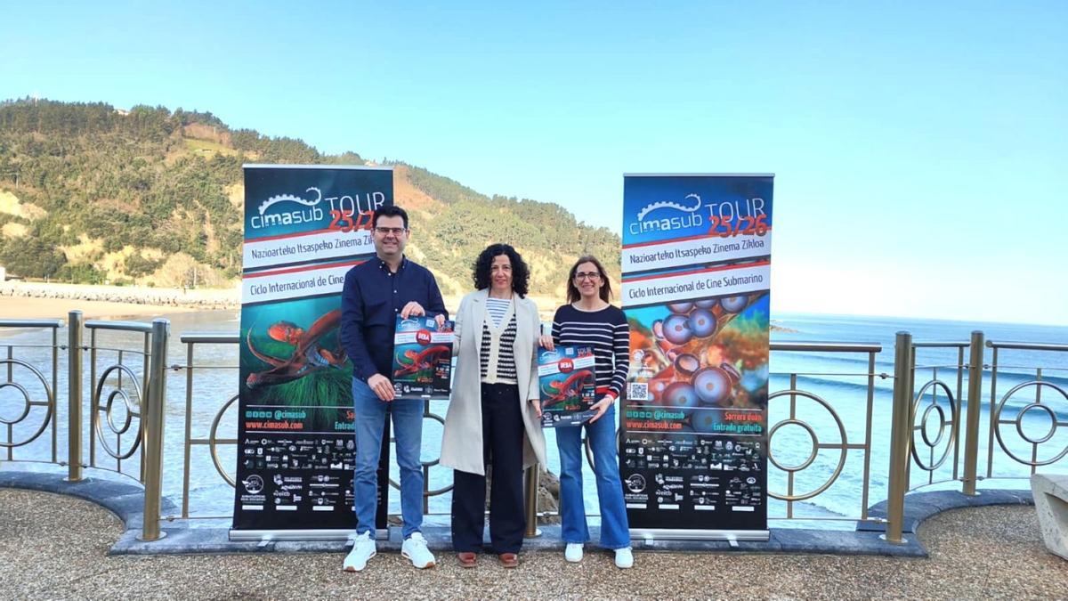Presentación de la nueva edición del Cimasub de Deba, con el mar de fondo.