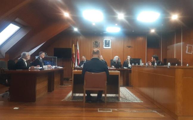 El acusado de violencia y agresión a su hija, en el juicio contra él en la Audiencia Provincial de Cantabria