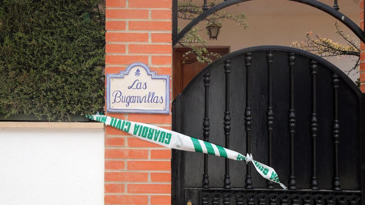 Vivienda en la que fueron hallados muertos la mujer y su hijo de tres años.