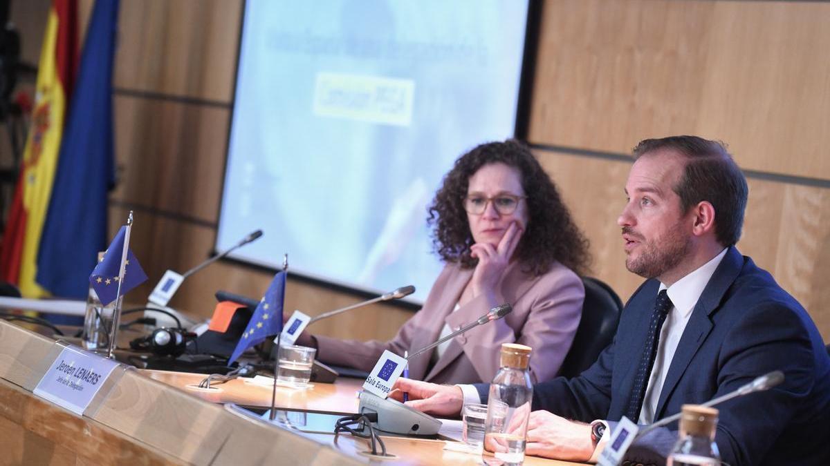 Dos miembros de la comisión europea que investiga el espionaje con Pegasus.