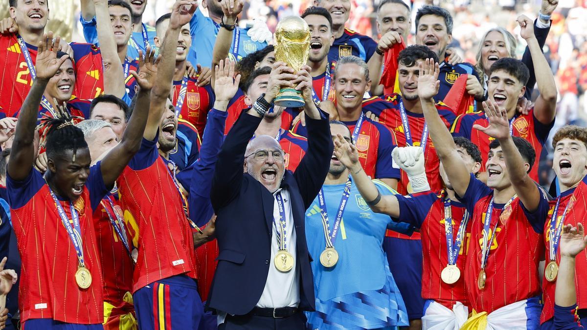 Luis de la Fuente, artífice del éxito de España, alza el trofeo de campeón mundial.