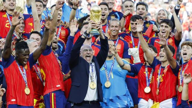 Luis de la Fuente, artífice del éxito de España, alza el trofeo de campeón mundial.