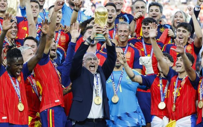 Luis de la Fuente, artífice del éxito de España, alza el trofeo de campeón mundial.