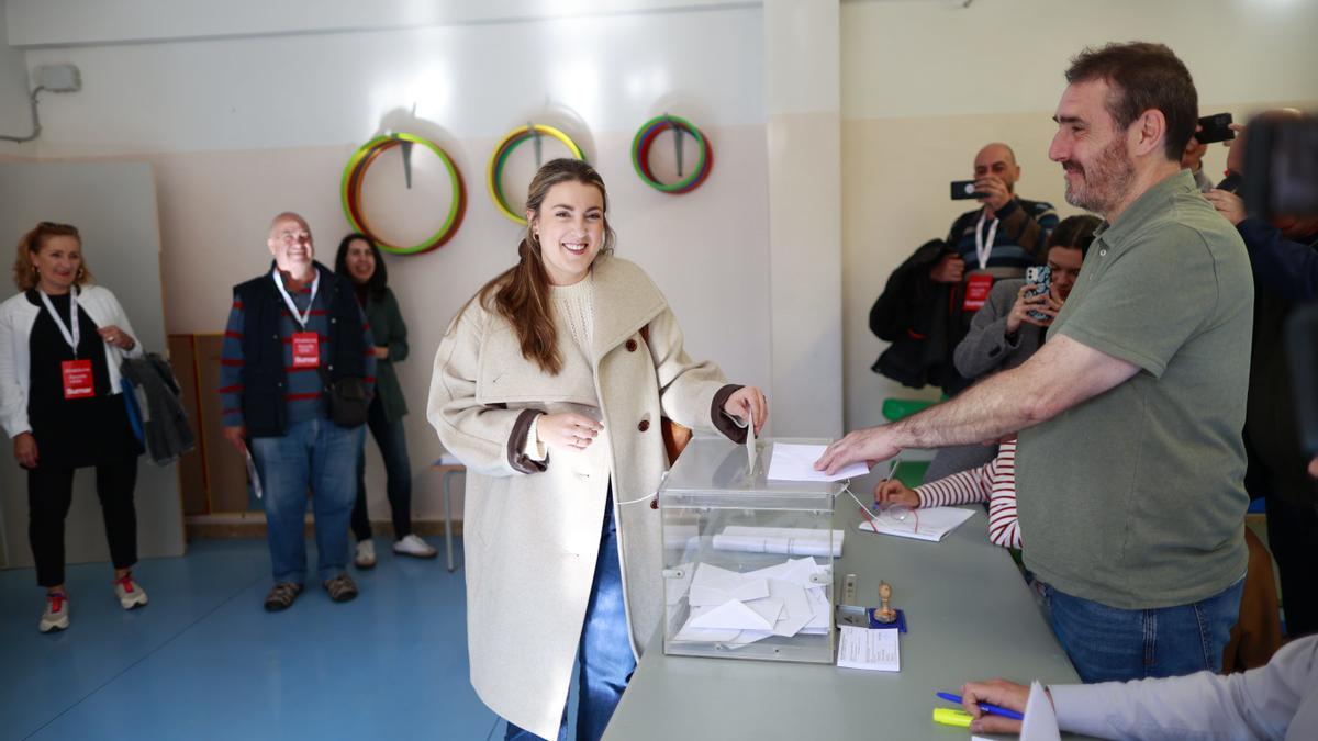 La candidata a lehendakari de Sumar, Alba García, deposita su voto.