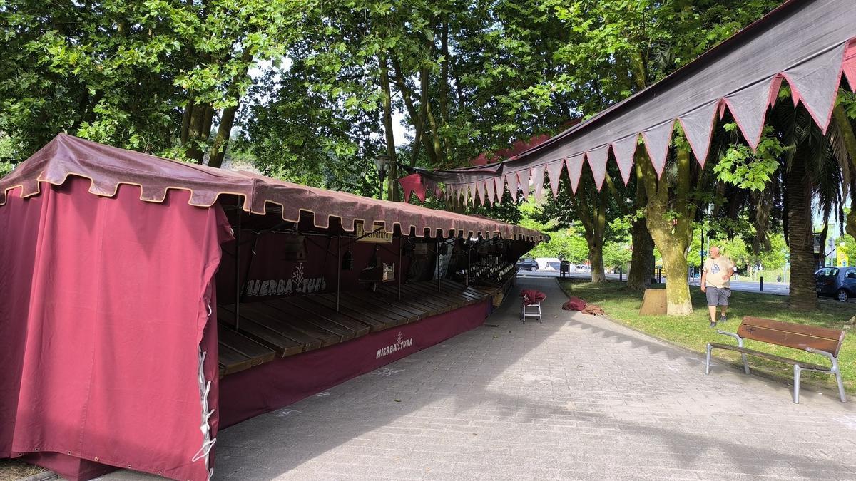 El mercado medieval de Behobia en pleno montaje